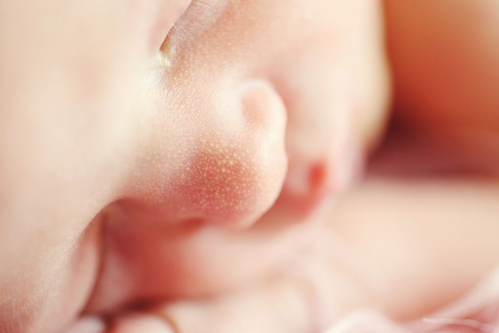 Jaki wpływ ma koronawirus na noworodki?